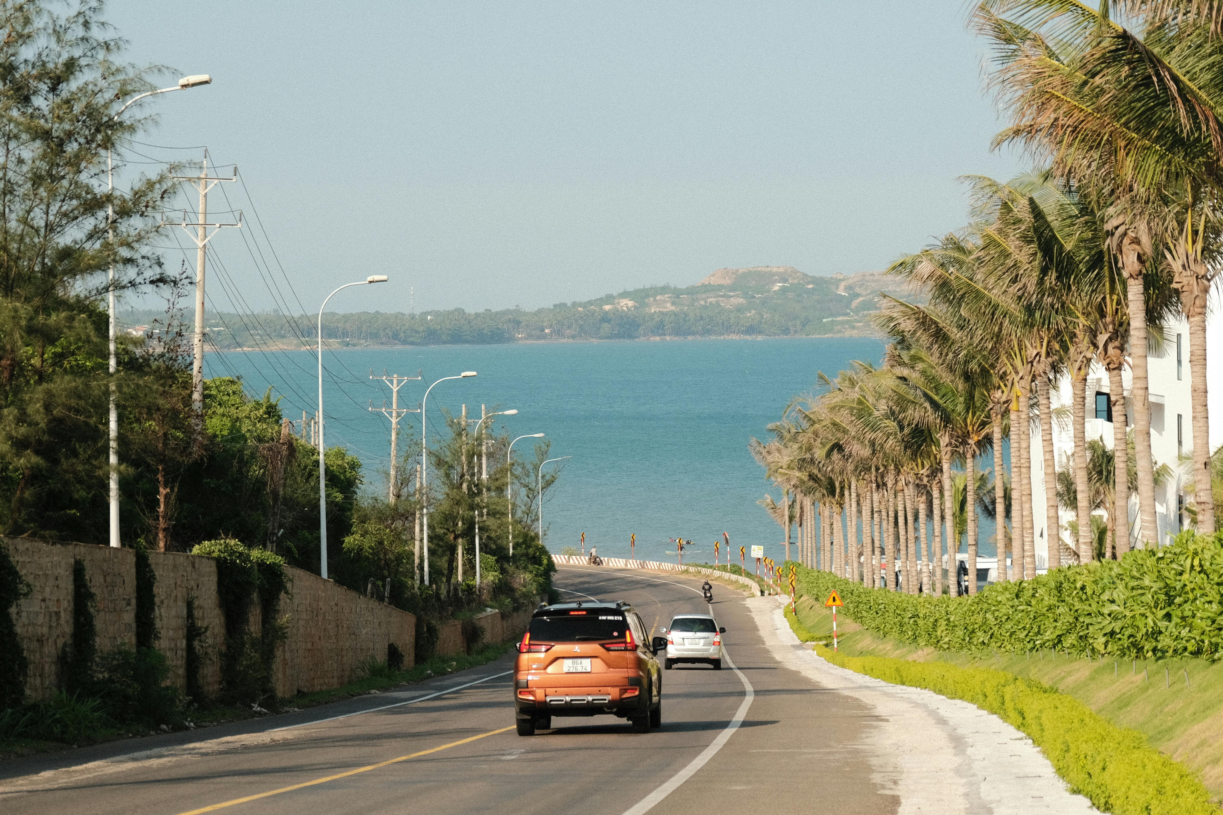 Bên cạnh việc đặt tour, nhiều gia đình lựa chọn hình thức du lịch tự túc đến các điểm đến lân cận.