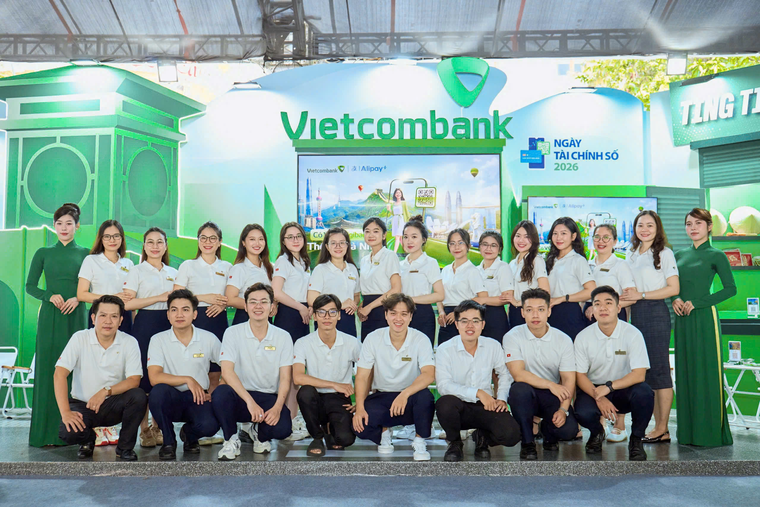 Không gian trải nghiệm của Vietcombank giới thiệu hệ sinh thái giải pháp số dành cho khách hàng cá nhân, hộ kinh doanh và doanh nghiệp, nổi bật là VCB Digibank phiên bản Hộ kinh doanh và giải pháp thanh toán VCB OneQR. Ảnh: Vietcombank.