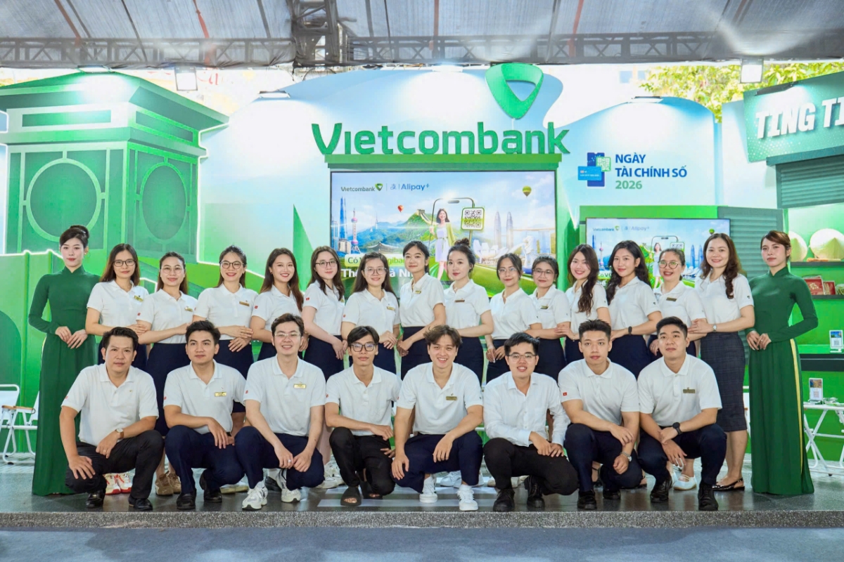 Không gian trải nghiệm của Vietcombank giới thiệu hệ sinh thái giải pháp
số dành cho khách hàng cá nhân, hộ kinh doanh và doanh nghiệp, nổi bật là VCB
Digibank phiên bản Hộ kinh doanh và giải pháp thanh toán VCB OneQR. Ảnh:&nbsp;Vietcombank.