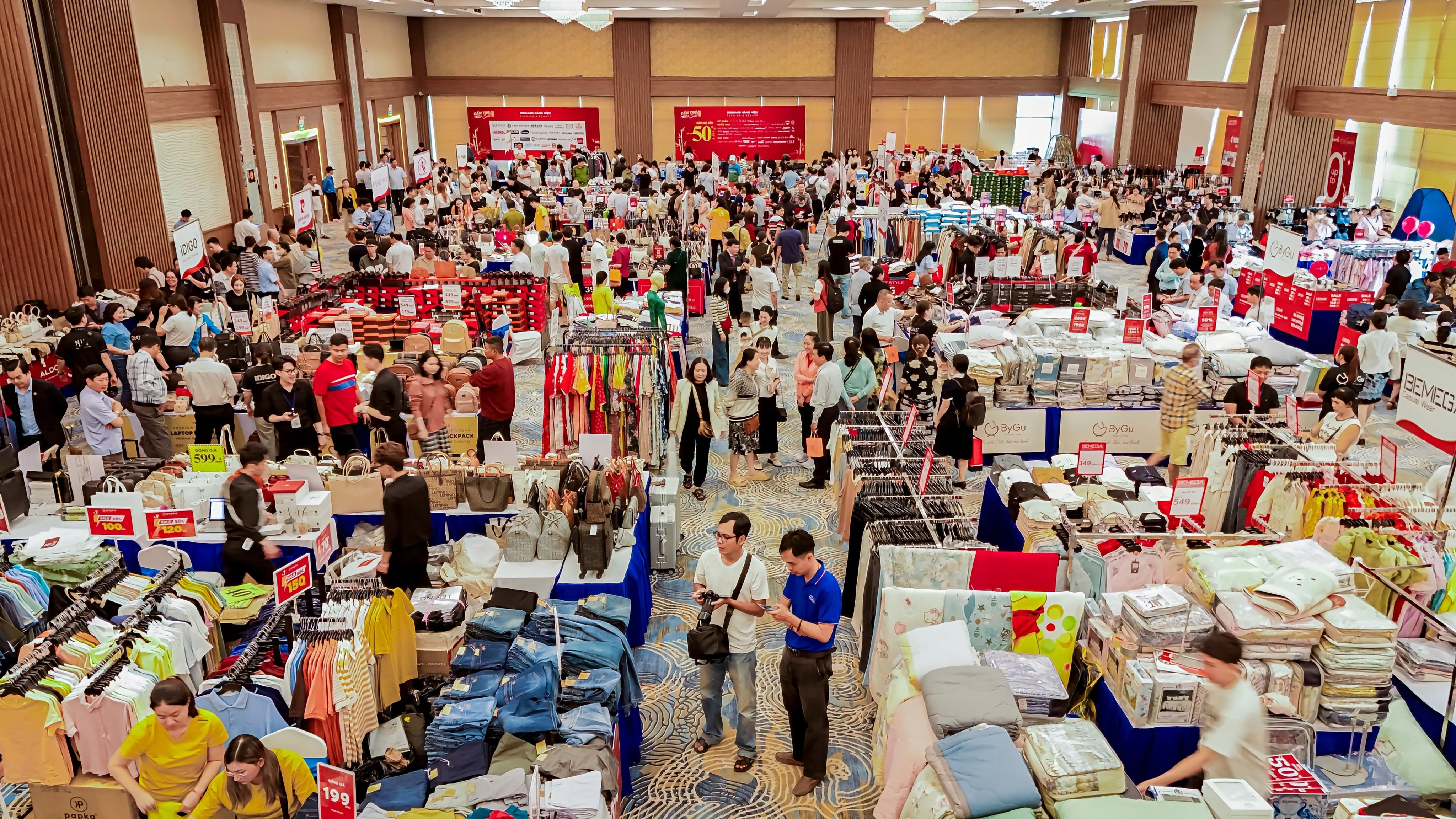 Nhiều chương trình "mega sale" đang được các địa phương giới thiệu để kích cầu tiêu dùng.