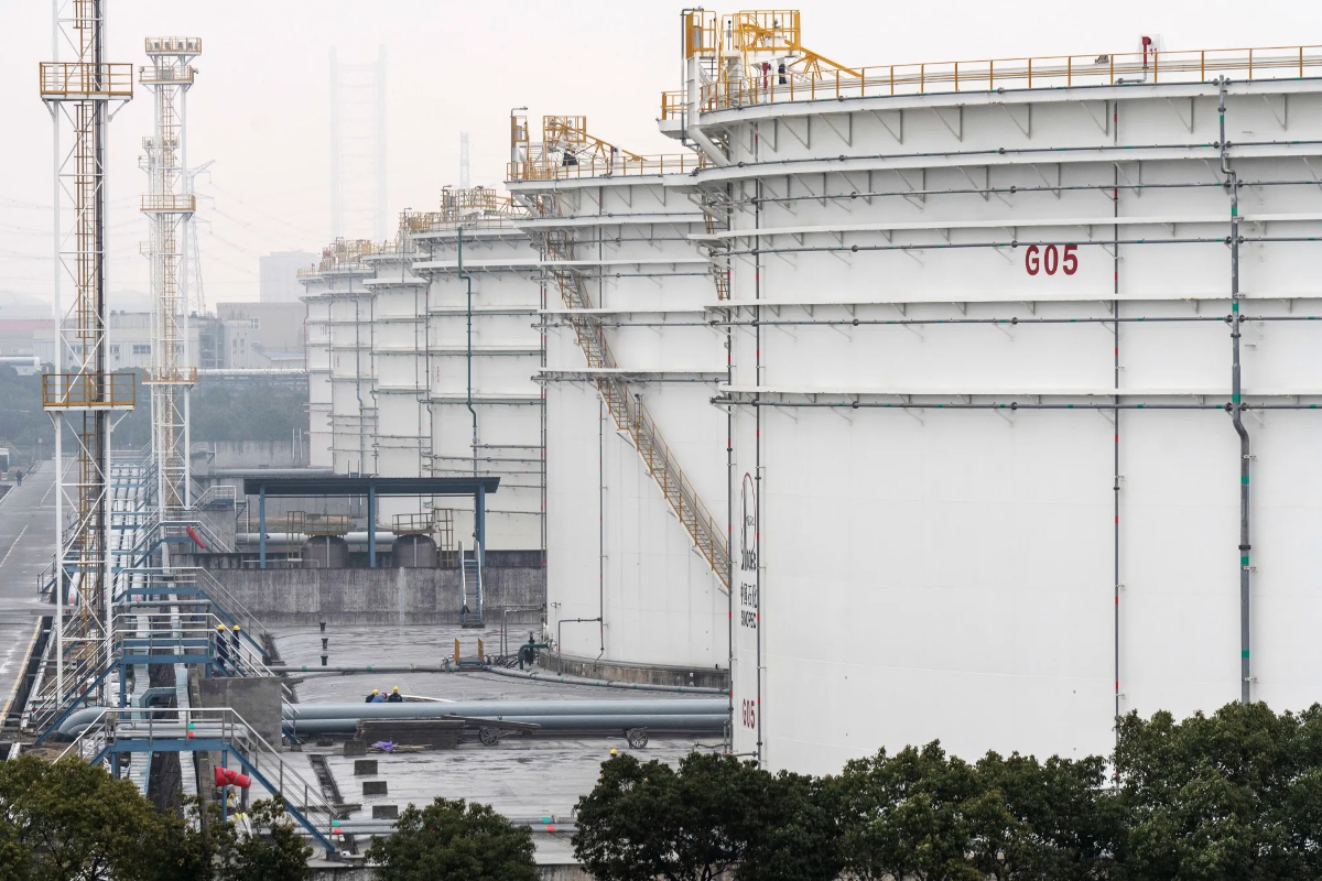 Một cơ sở dự trữ dầu của Trung Quốc - Ảnh: Bloomberg.