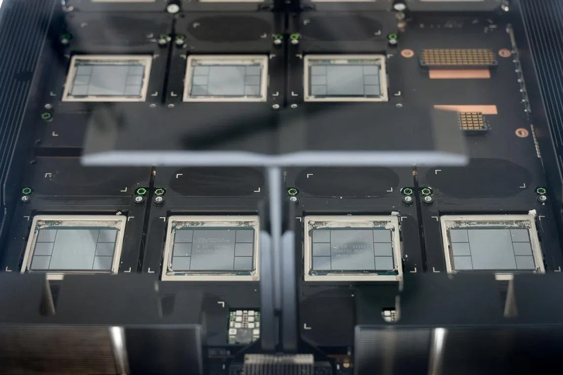 Singapore đưa vào vận hành siêu máy tính AI quốc gia mới 1 Hơn 1.500 GPU Nvidia H200 cung cấp sức mạnh cho siêu máy tính Aspire 2B. Ảnh: ST/Jason Quah.