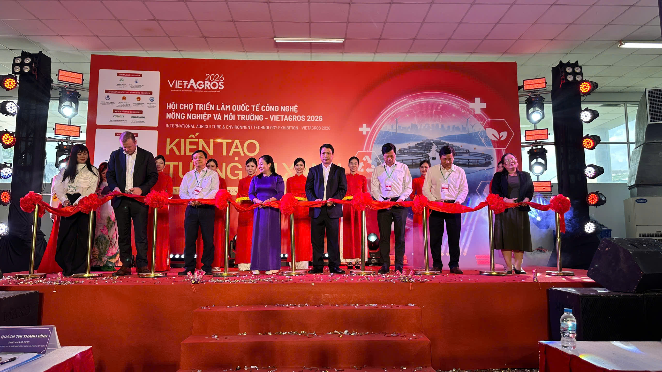 Cắt băng khai mạc VietAgros 2026.