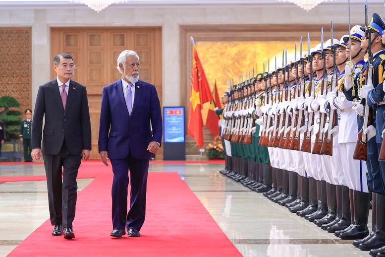 Thủ tướng Lê Minh Hưng và Thủ tướng Cộng hòa Dân chủ Timor-Leste Kay Rala Xanana Gusmão duyệt Đội Danh dự Quân đội nhân dân Việt Nam - Ảnh: VGP