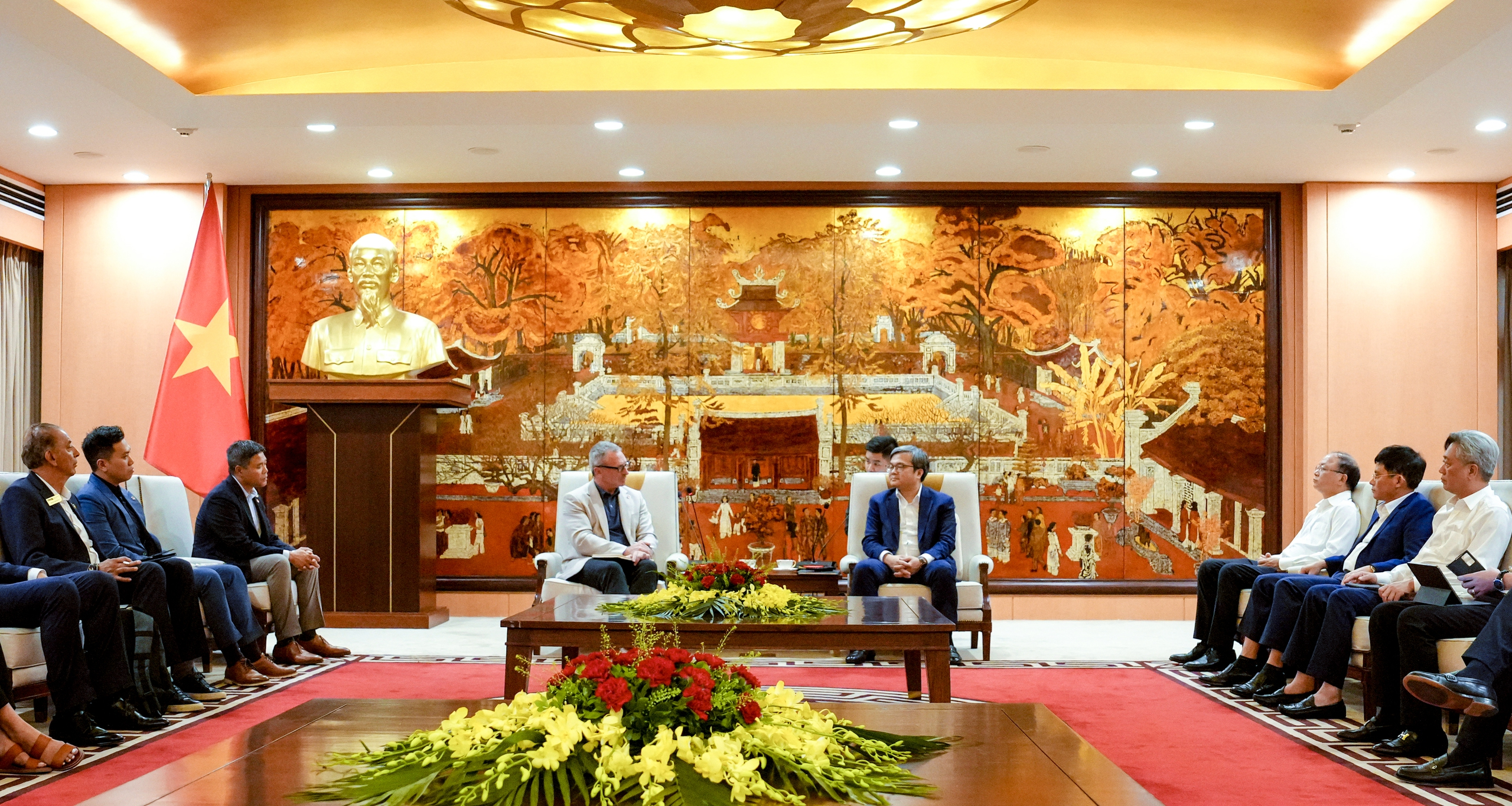Phó Chủ tịch UBND TP. Hà Nội Trương Việt Dũng tiếp và làm việc với ông Mark Duval, Chủ tich kiêm CEO Phòng Thương mại Châu Á thành phố Austin, bang Texas (Hoa Kỳ) và đoàn doanh nhân cấp cao. (Ảnh: UBND TP. Hà Nội)