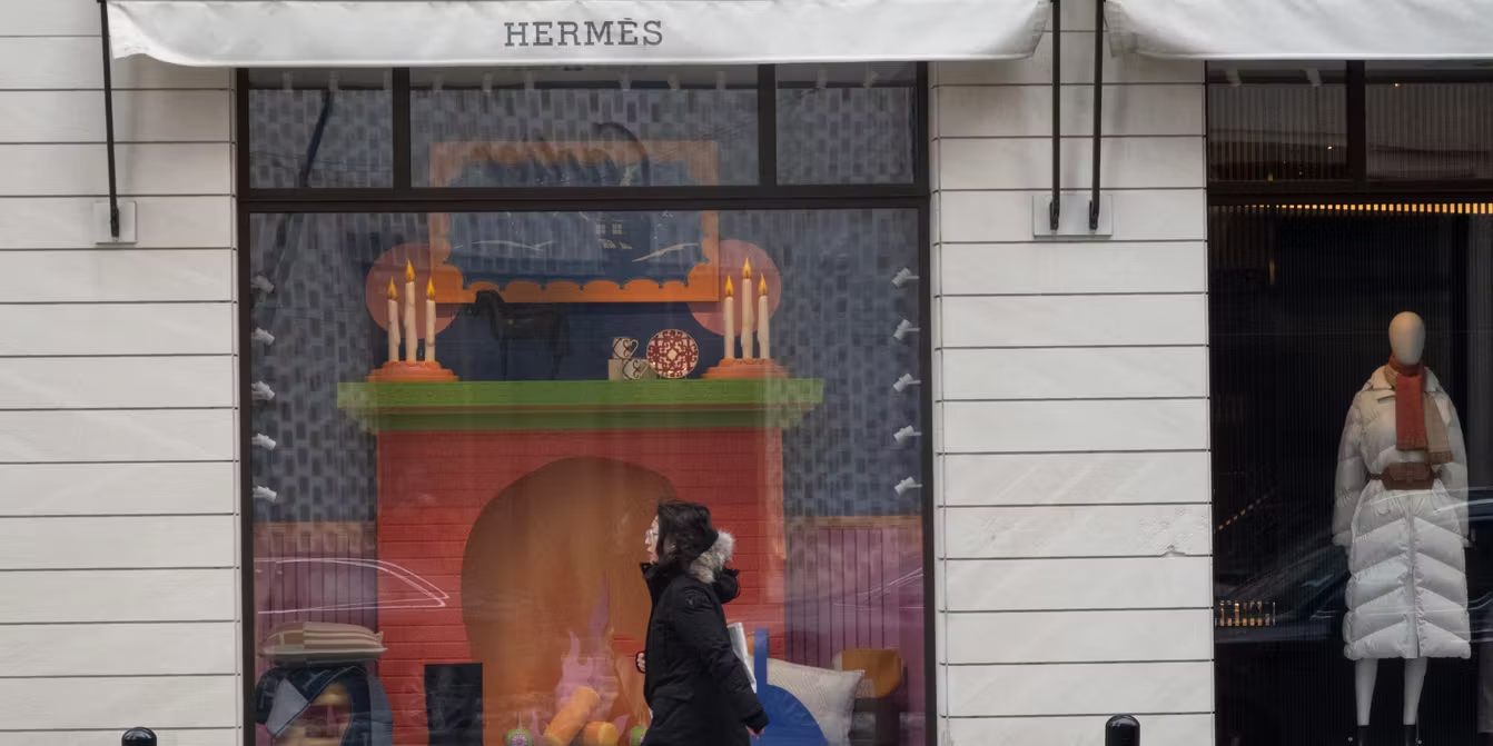 Cổ phiếu Hermès giảm tới 8% sau khi công bố kết quả kinh doanh quý I thấp hơn kỳ vọng.