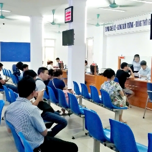 Người lao động chờ hưởng trợ cấp thất nghiệp. Ảnh: Nhật Dương.