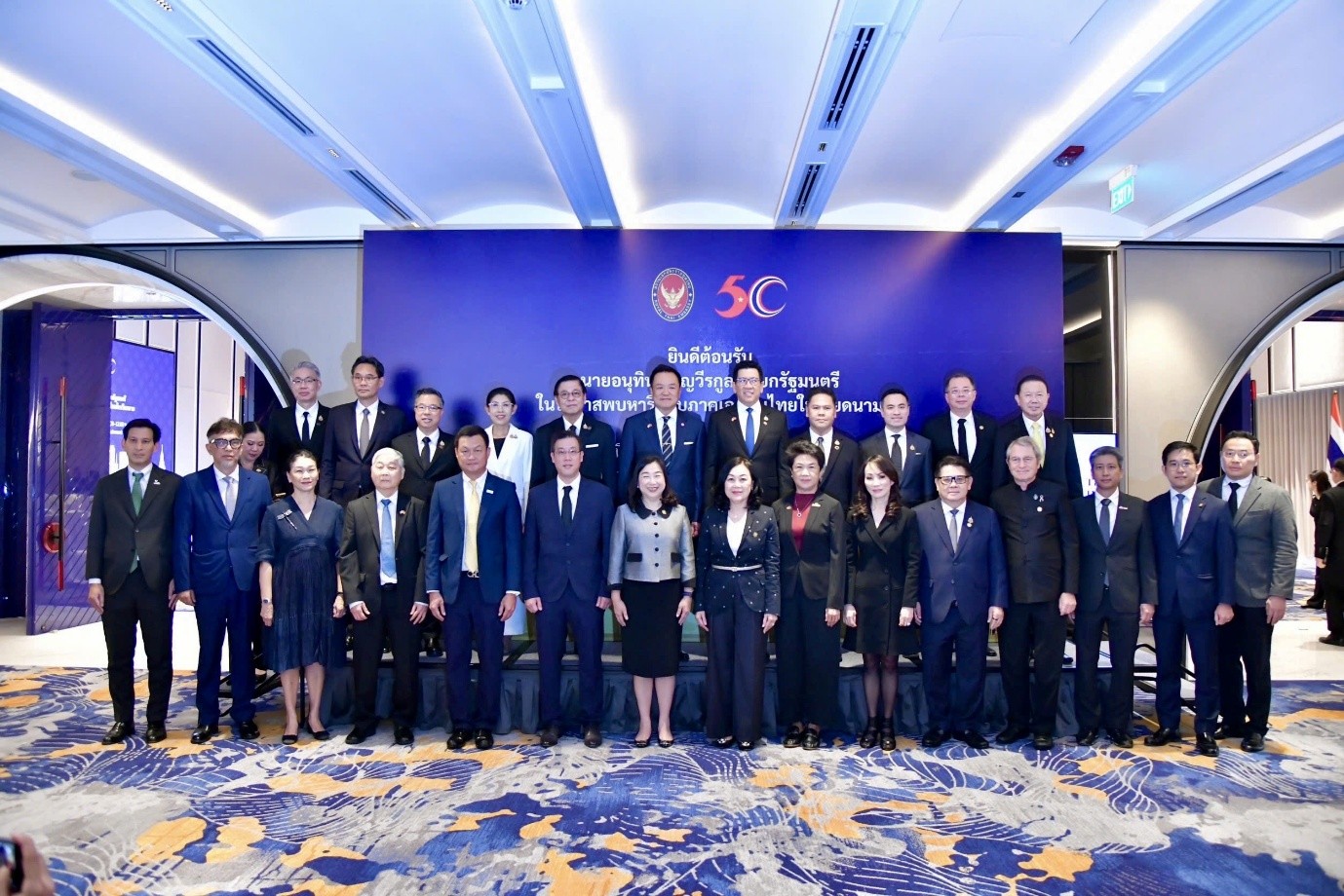 Các đại biểu chụp ảnh lưu niệm tại lễ ký kết.