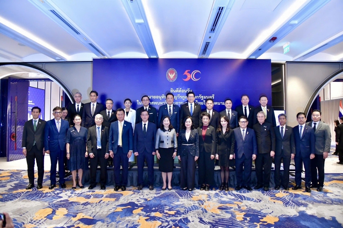 Các đại biểu chụp ảnh lưu niệm tại lễ ký kết.