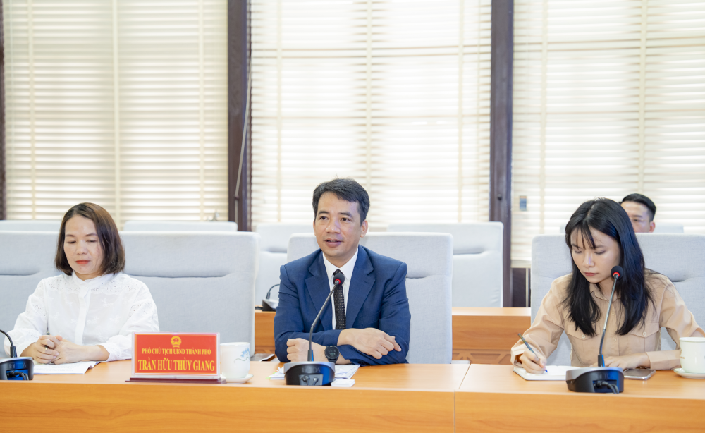 Phó Chủ tịch UBND thành phố Huế Trần Hữu Thùy Giang trao đổi tại buổi làm việc.