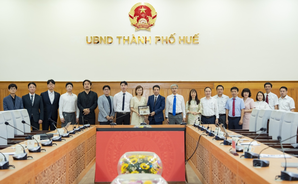 Phó Chủ tịch UBND thành phố Huế Trần Hữu Thùy Giang tặng quà lưu niệm cho Bà Heather JY Greene, Giáo sư Trường Đại học Y khoa Koshin