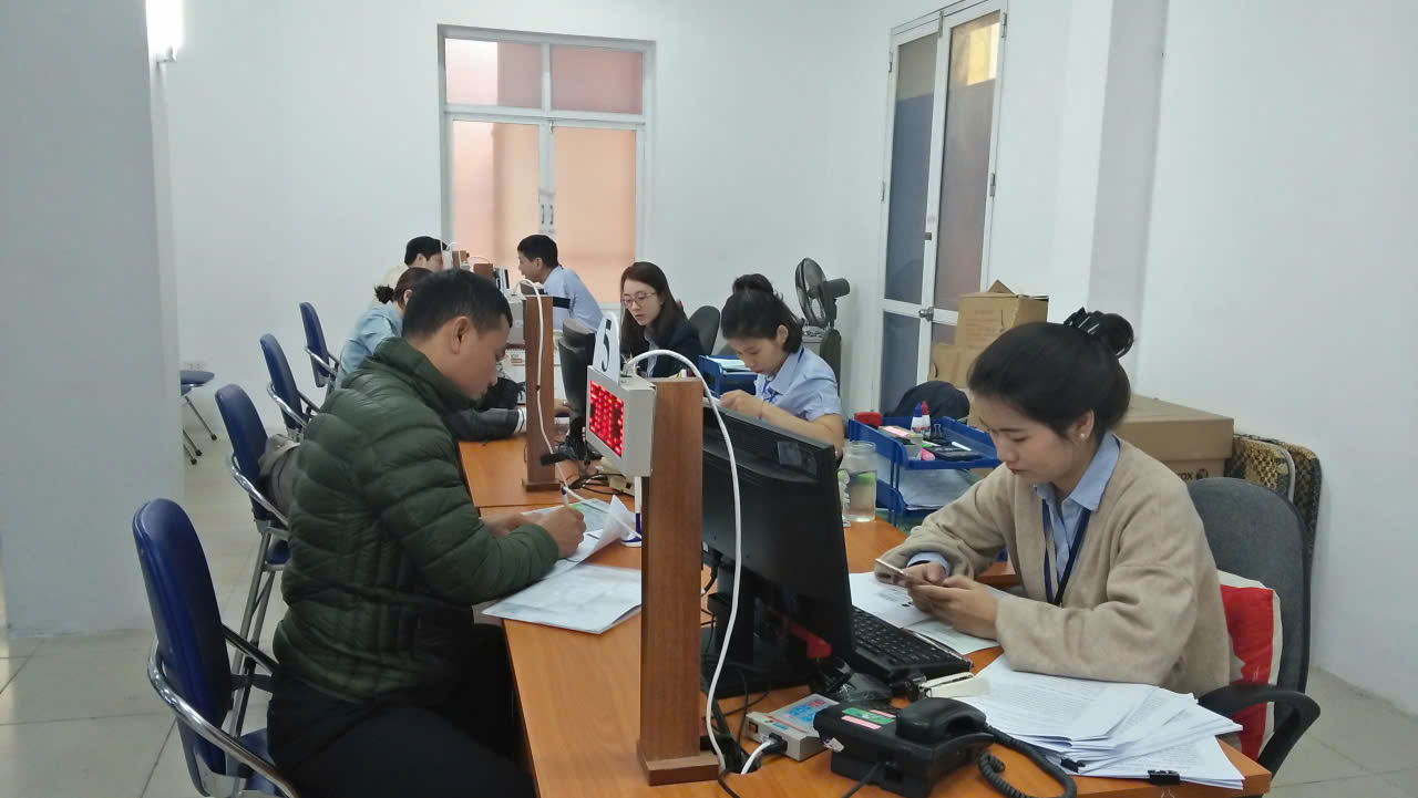 Chi trả chế độ bảo hiểm thất nghiệp cho người lao động. Ảnh: Nhật Dương.