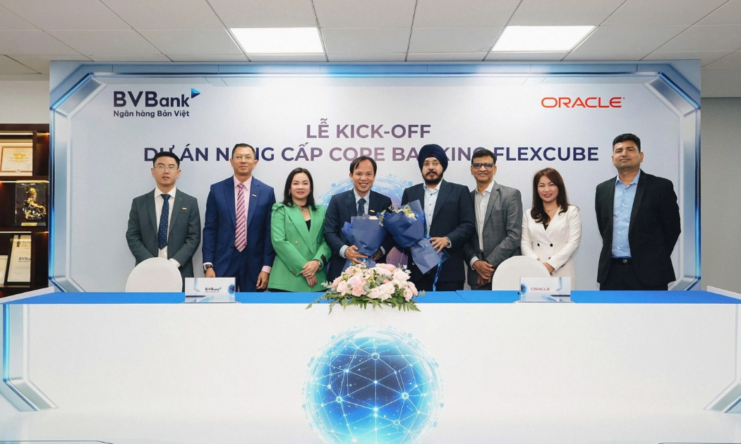 Ông Phan Việt Hải - Phó tổng Giám đốc BVBank và Ông HS Teji - Phó Chủ tịch, Giám đốc Oracle KV Nhật Bản & Châu Á - Thái Bình Dương (đứng giữa) ký thỏa thuận hợp tác dưới sự chứng kiến của Lãnh đạo 2 bên. Ảnh: BVBank.