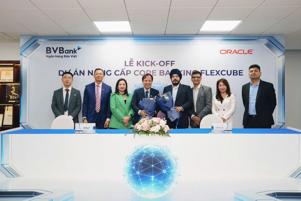 Ông Phan Việt Hải - Phó tổng Giám đốc BVBank và Ông HS Teji - Phó Chủ tịch, Giám đốc Oracle KV Nhật Bản & Châu Á - Thái Bình Dương (đứng giữa) ký thỏa thuận hợp tác dưới sự chứng kiến của Lãnh đạo 2 bên. Ảnh: BVBank.