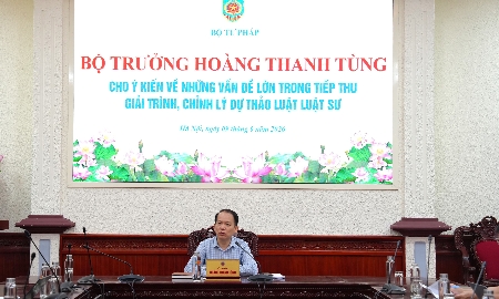 Bộ trưởng Bộ Tư pháp Hoàng Thanh Tùng chủ trì cuộc họp. Ảnh: MOJ.