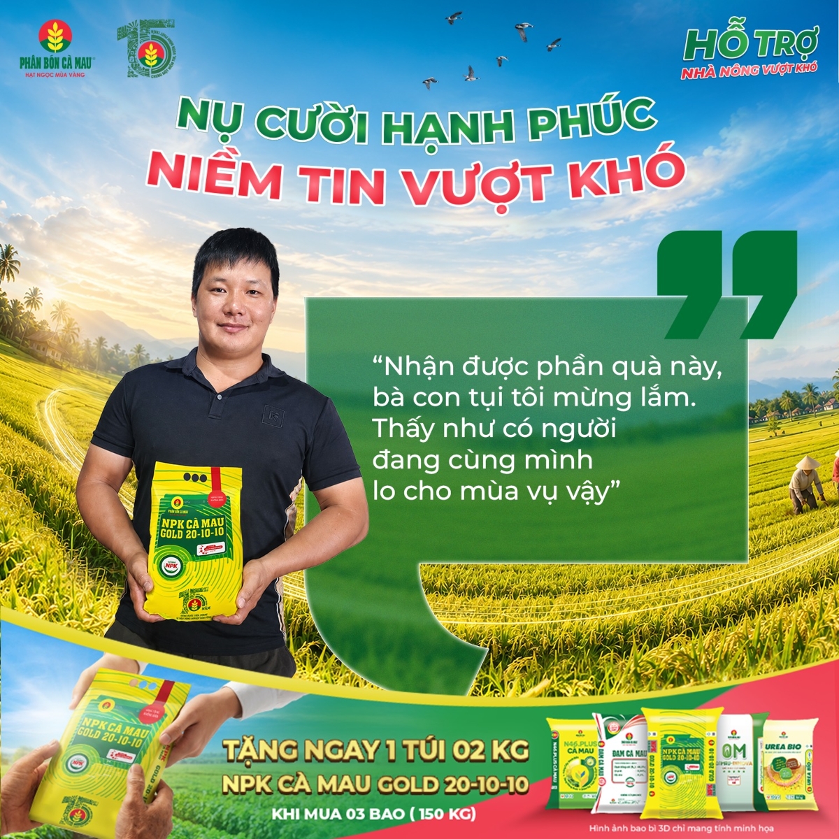Bà con nhận túi NPK Cà Mau Gold 20-10-10 trong chương trình “Hỗ trợ nhà nông vượt khó”.
