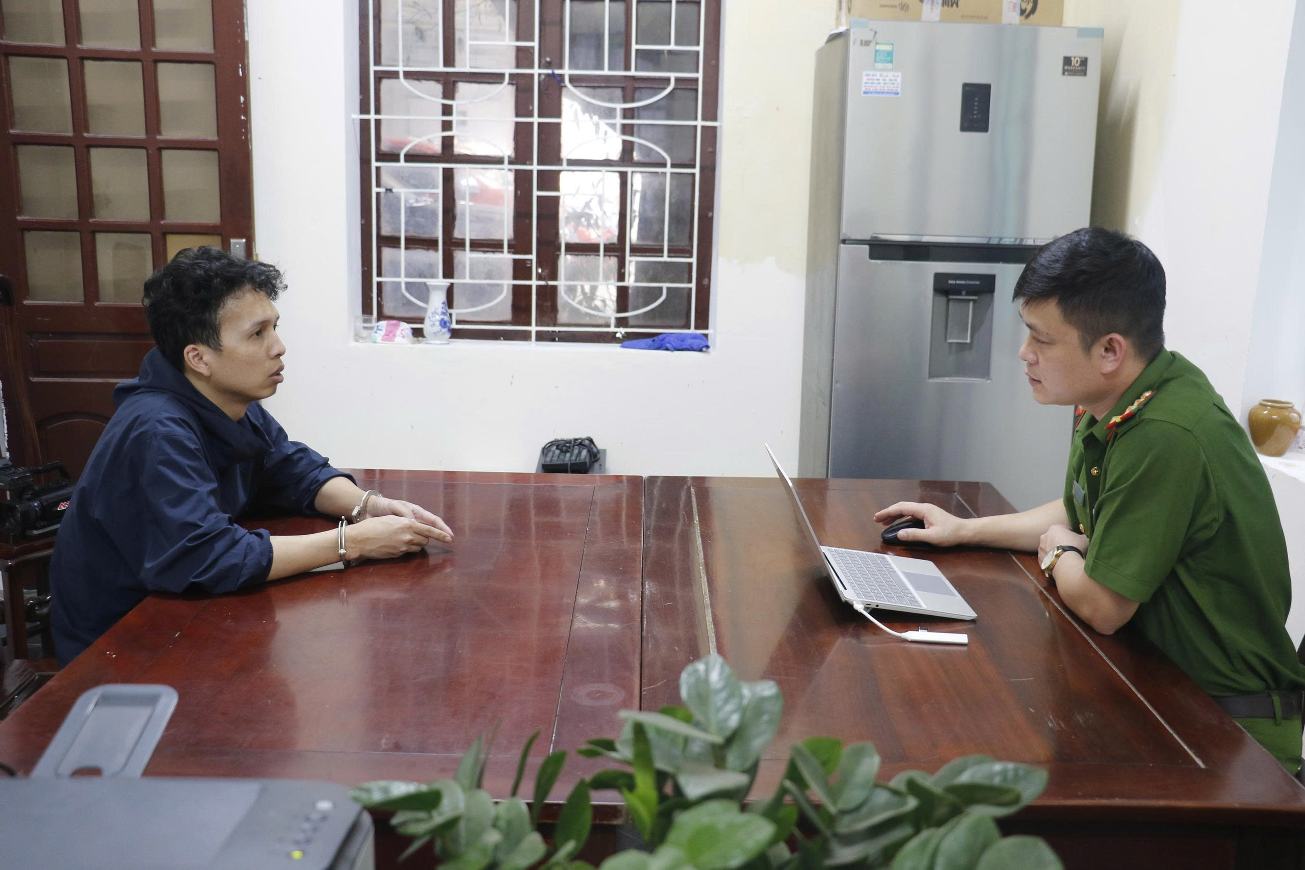 Cơ quan Công an lấy lời khai Nguyễn Văn Tuấn - đối tượng chủ mưu, cầm đầu ổ nhóm đánh bạc và rửa tiền. Ảnh: Công an Nghệ An