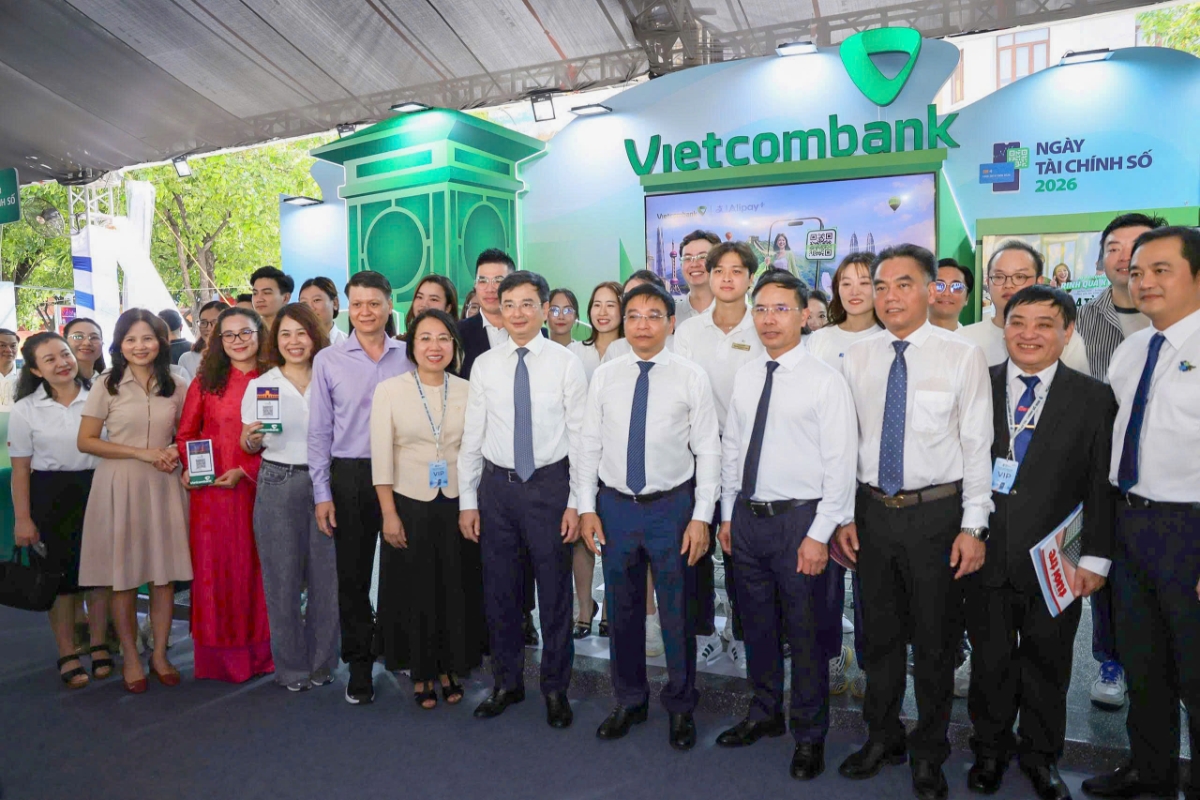 Phó Thủ tướng Chính phủ Nguyễn Văn Thắng cùng Thống đốc Ngân hàng Nhà nước Phạm Đức Ấn, Phó Chủ tịch thường trực UBND TP. HCM Nguyễn Lộc Hà, Tổng biên tập Báo Tuổi trẻ Lê Thế Chữ và các đại biểu chụp hình lưu niệm tại không gian trải nghiệm Vietcombank trong Ngày Tài chính số năm 2026. Ảnh: Vietcombank.