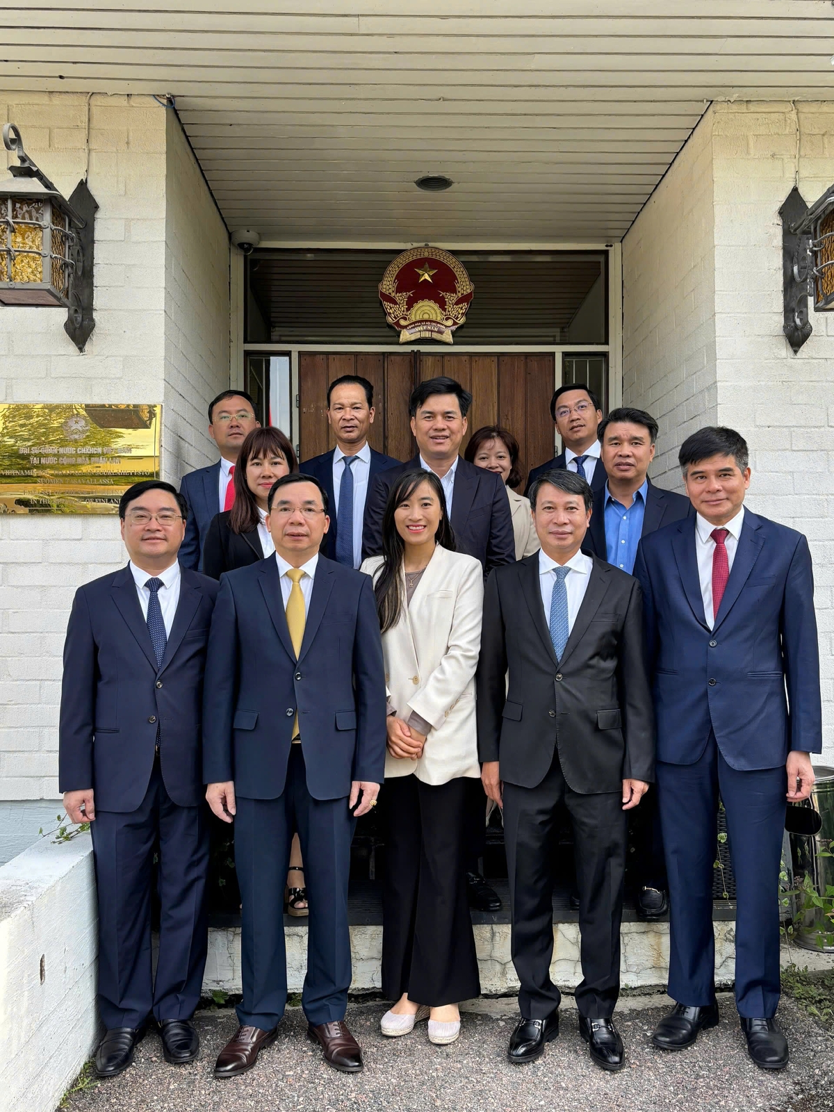 Đoàn công tác tỉnh Phú Thọ chụp ảnh lưu niệm với cán bộ Đại sứ quán Việt Nam tại Phần Lan.