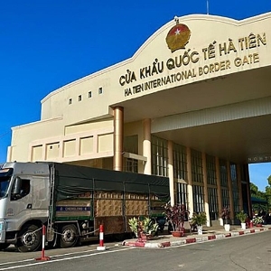 Cửa khẩu Hà Tiên là một trong những cửa khẩu thông thương hàng hoá với Campuchia.