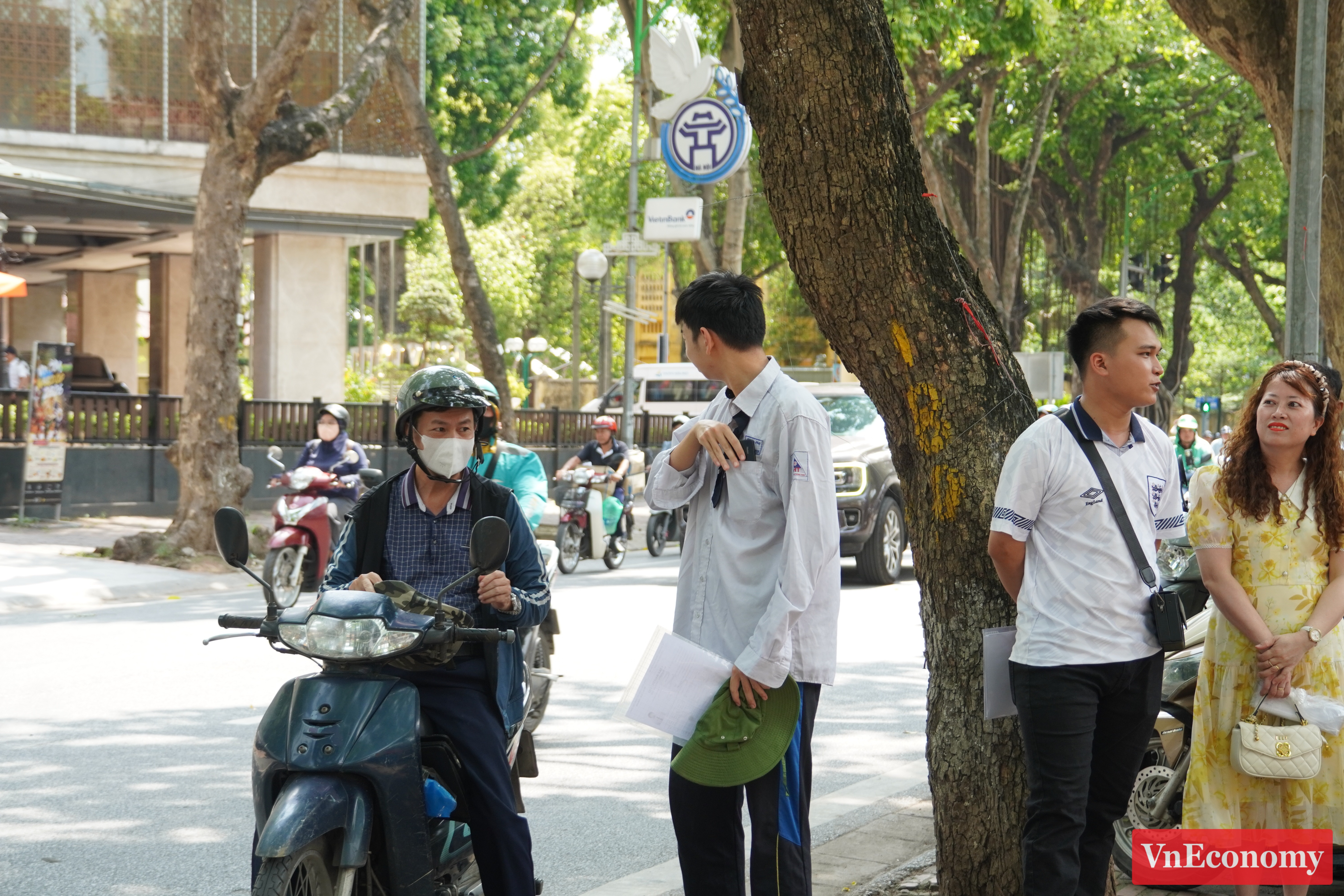 2026 là năm có số thí sinh đăng ký dự thi tốt nghiệp THPT cao nhất từ trước đến nay, đạt mức kỷ lục 1.223.776 em (tăng 61.642 thí sinh so với năm trước). Trong đó, số thí sinh đang học lớp 12 là 1.159.932 (chiếm 94,78%), có 63.844 thí sinh tự do (chiếm 5,22%). 
