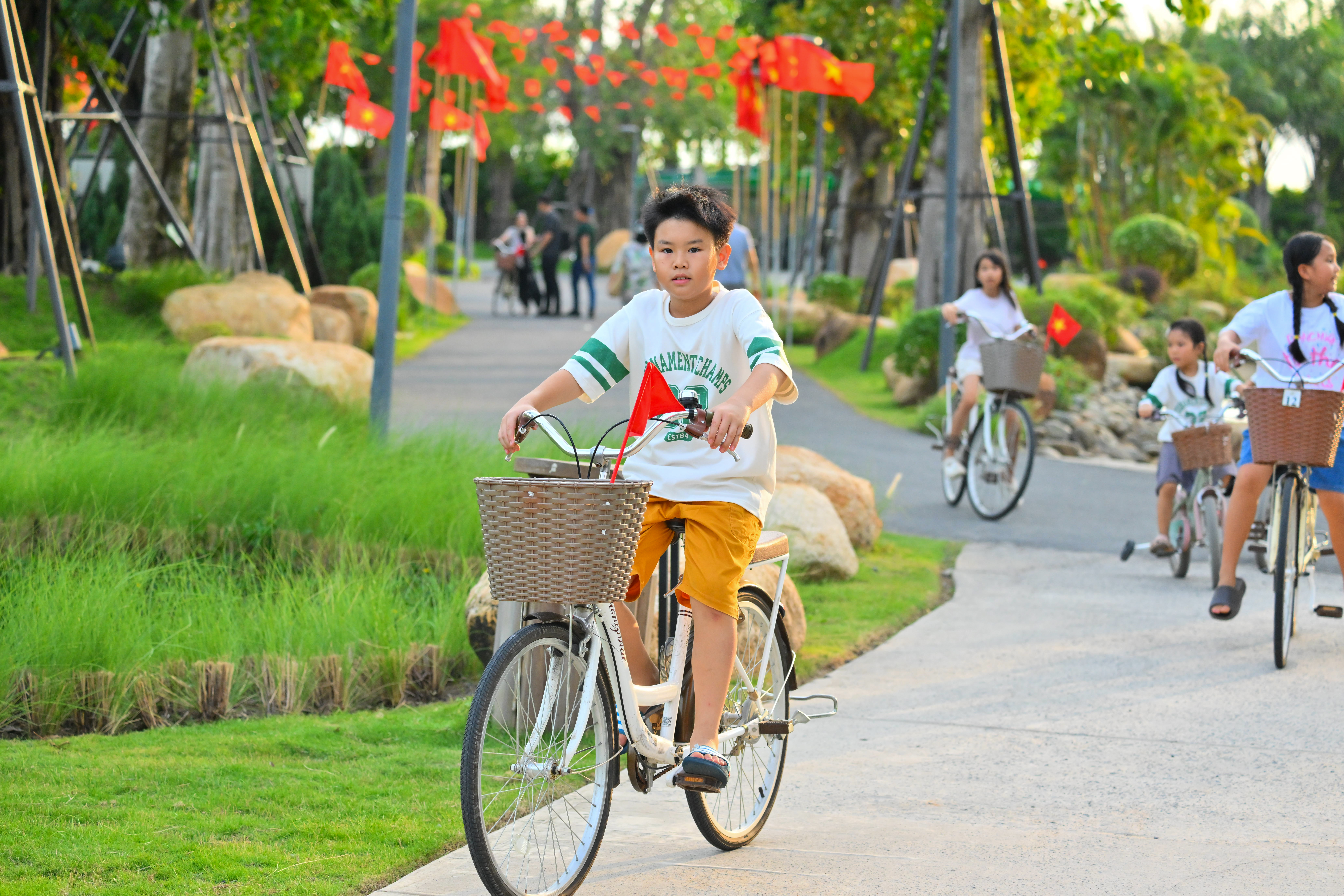 Trẻ em đạp xe vận động giữa không gian xanh. Ảnh: Eco Retreat.