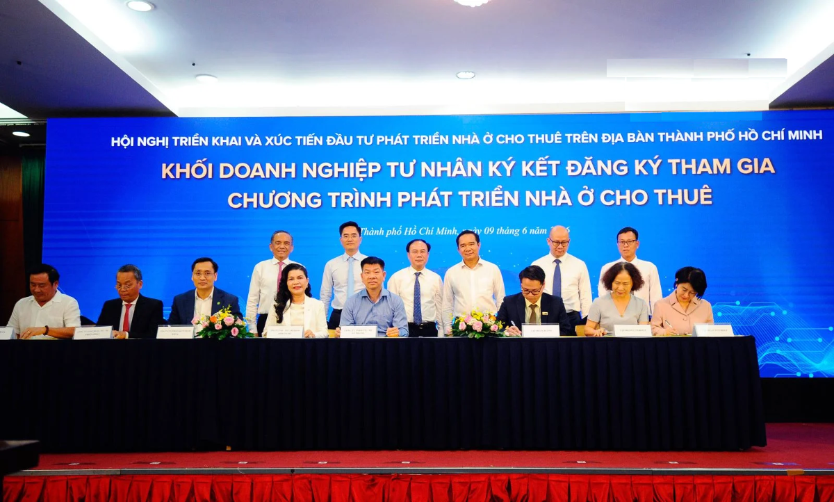 Đại diện các doanh nghiệp tư nhân ký cam kết đăng ký tham gia chương trình phát triển nhà ở cho thuê, chiều 9/6.