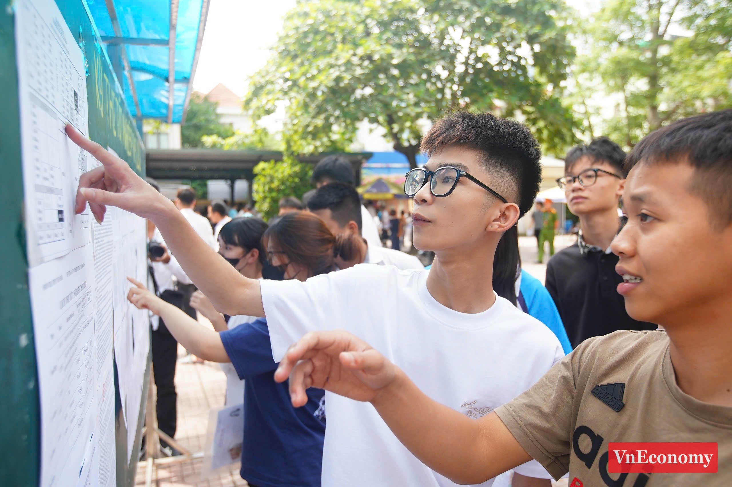 Lúc 14h chiều nay tại điểm thi THPT Yên Hòa, các em học sinh đã có mặt và kiểm tra kỹ các thông tin cá nhân như họ tên, ngày sinh, đối tượng ưu tiên, khu vực ưu tiên. 