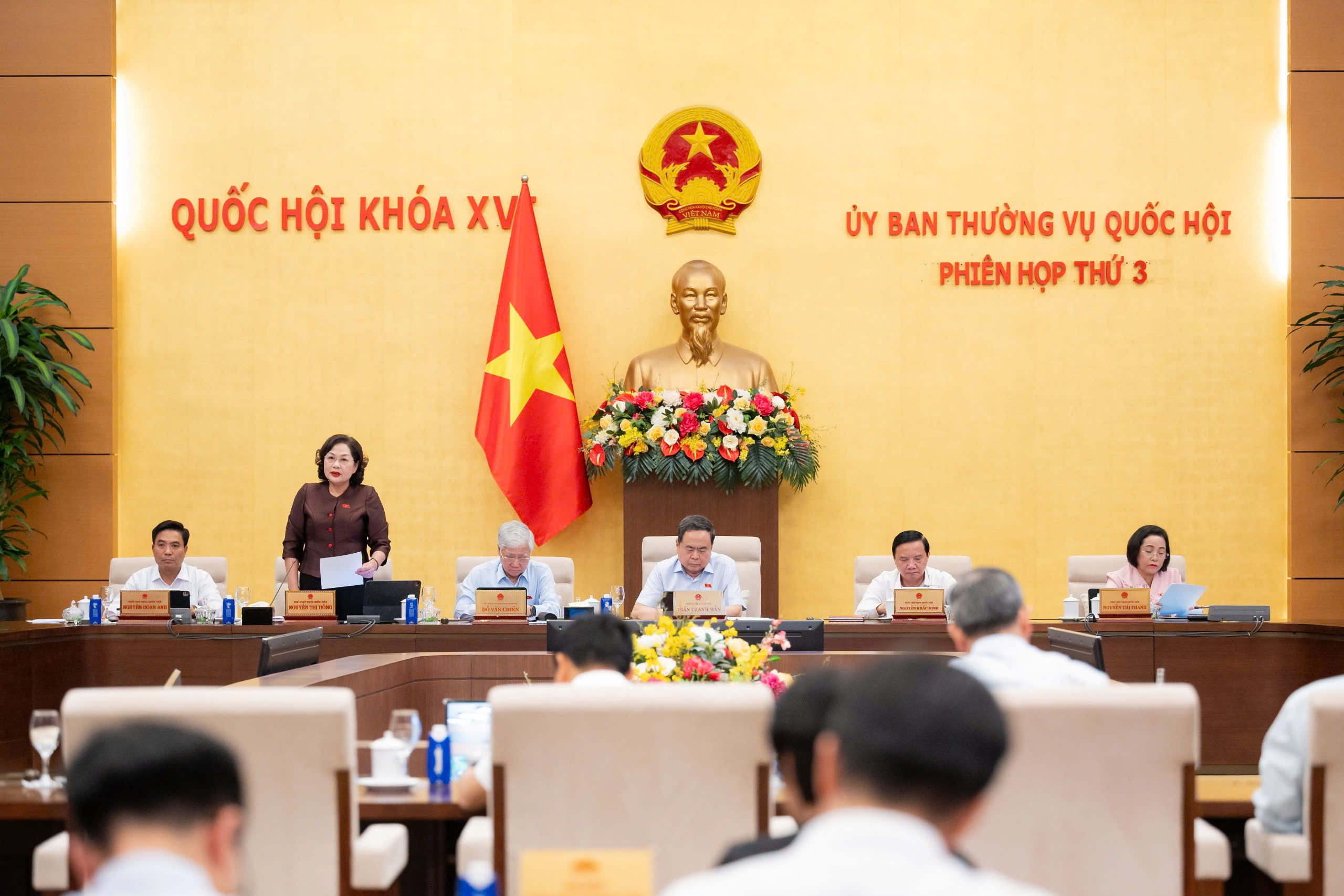  Phó Chủ tịch Quốc hội Nguyễn Thị Hồng phát biểu kết luận nội dung phiên họp. Ảnh: Quốc hội.