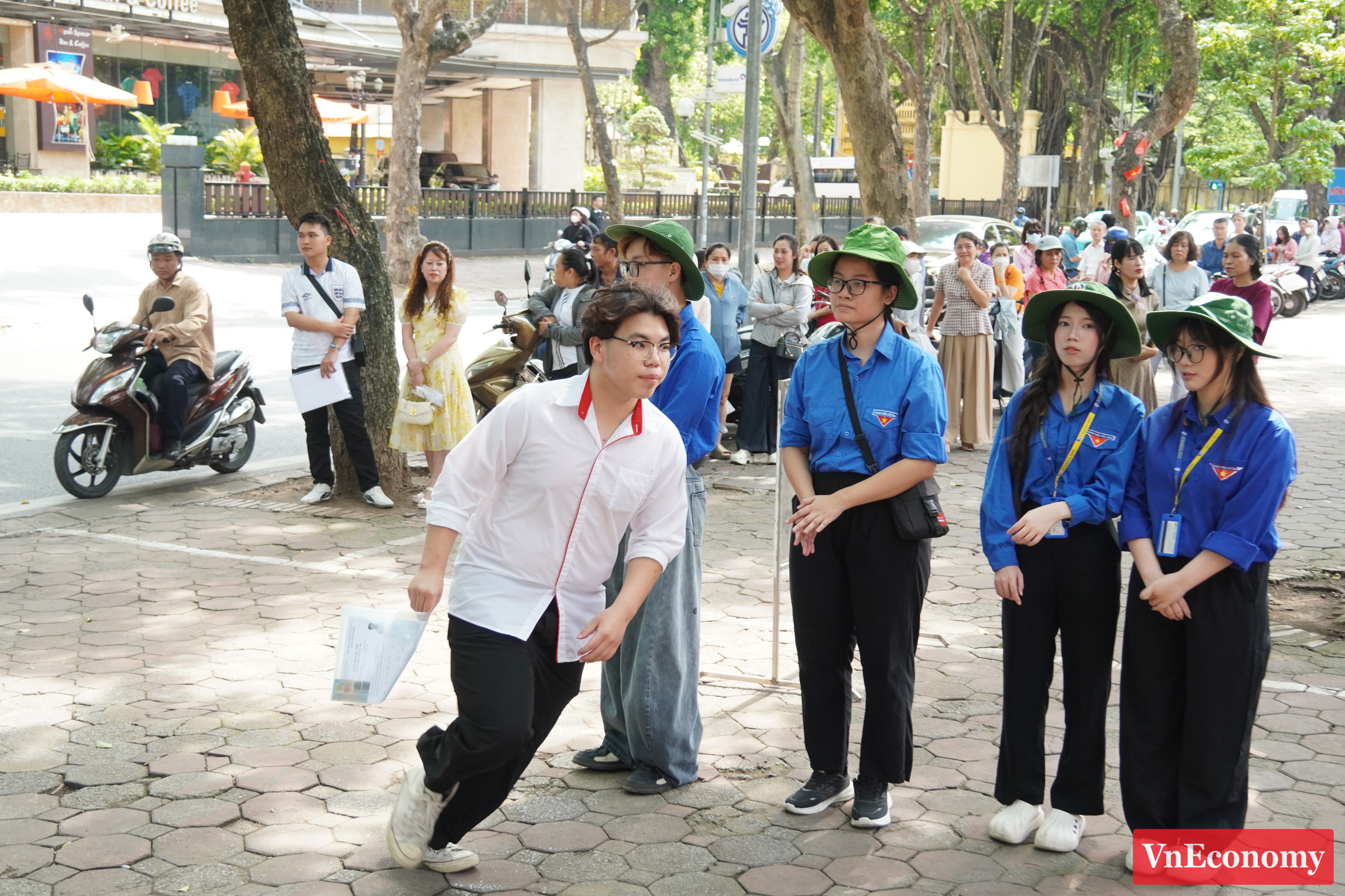 Tại Hà Nội, Giám đốc Sở Giáo dục và Đào tạo Nguyễn Văn Hiền cho hay, năm nay, Hà Nội có 129.173 thí sinh đăng ký dự thi tốt nghiệp THPT, tăng hơn 5.000 thí sinh so với năm ngoái. 