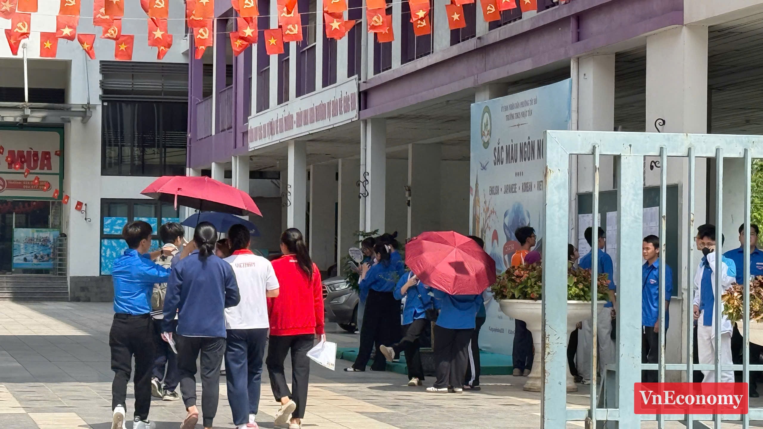 GS. Huỳnh Văn Chương, Cục trưởng Cục Quản lý chất lượng (Bộ GD-ĐT), cho biết đề thi tốt nghiệp THPT năm 2026 tiếp tục bám sát chương trình giáo dục phổ thông 2018, trong đó kiến thức lớp 12 chiếm tỷ trọng chủ yếu. Ngữ văn là môn duy nhất thi theo hình thức tự luận và đề thi sẽ tiếp tục sử dụng ngữ liệu nằm ngoài sách giáo khoa. 