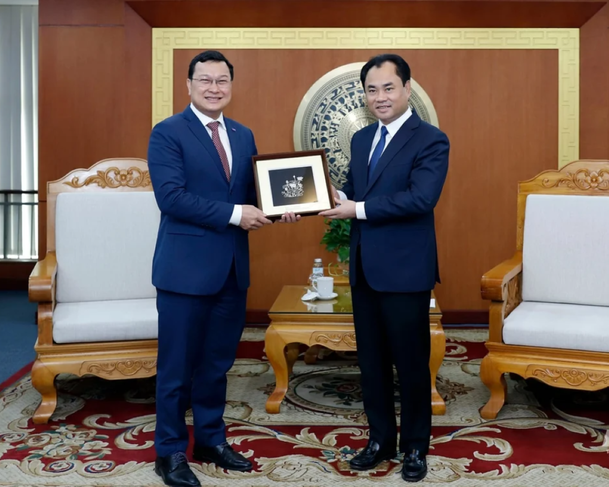 Bộ trưởng Trịnh Việt Hùng tặng quà lưu niệm cho Bộ trưởng&nbsp;Dith Tina.