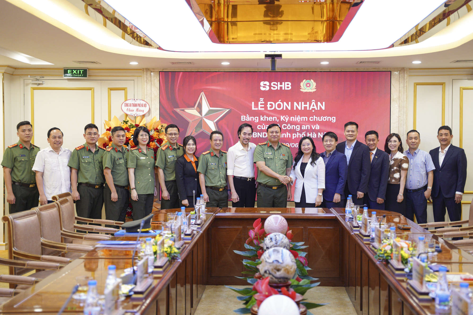 Đại diện lãnh đạo Công an TP Hà Nội và lãnh đạo SHB tại buổi lễ. Ảnh: SHB.