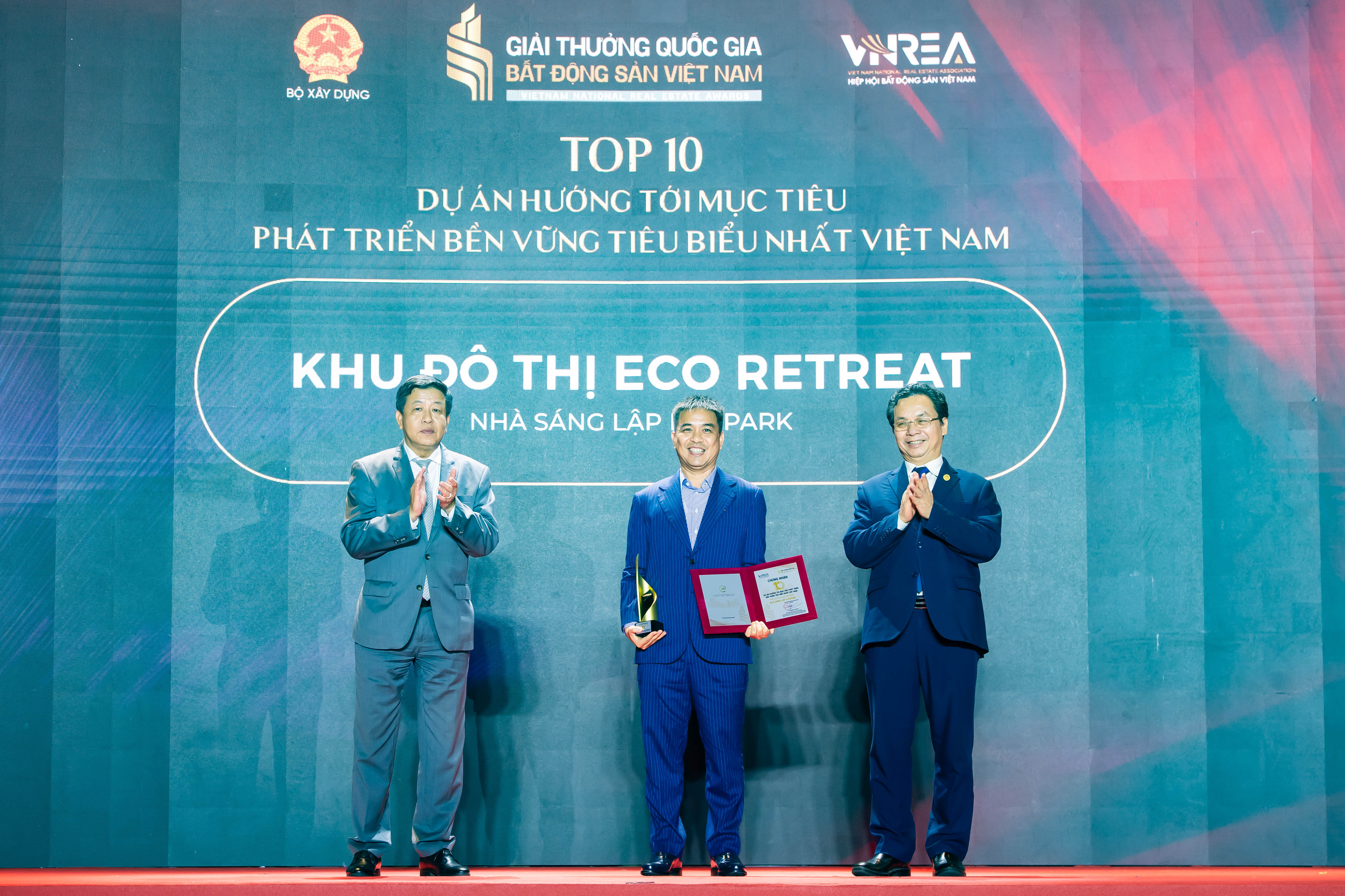 Ông Nguyễn Đức Cảnh – Tổng giám đốc DB Group – Nhà sáng lập Ecopark nhận giải thưởng Dự án phát triển bền vững tiêu biểu nhất Việt Nam tại Giải thưởng Quốc gia Bất động sản Việt Nam lần thứ 2. Ảnh: Eco Retreat.