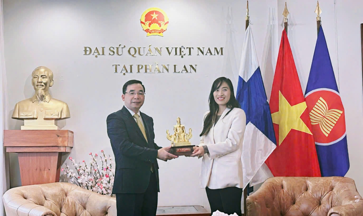 Ông Bùi Huy Vĩnh, Phó Bí thư Tỉnh ủy tỉnh Phú Thọ, trao đổi với&nbsp;bà Nguyễn Diệu Linh, Đại biện Đại sứ quán Việt Nam tại Phần Lan, Bí thư thứ nhất phụ trách Chính trị và Quan hệ song phương cùng các cán bộ Đại sứ quán.