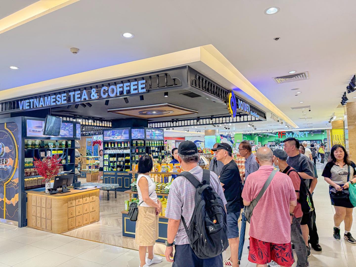 Hơn 1.300 du khách quốc tế từ tàu biển Star Voyager đến tham quan và mua sắm tại Nha Trang Center.