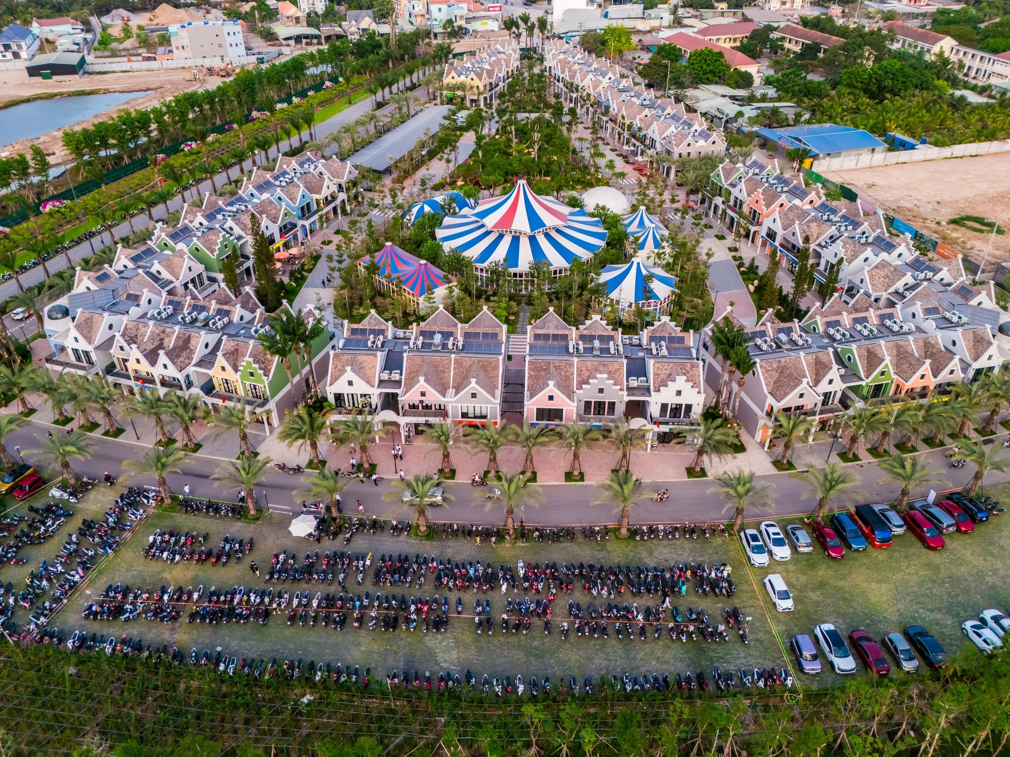 Eco Bazaar nhộn nhịp, trở thành điểm hẹn sôi động của giới trẻ, người dân khu vực lân cận. Ảnh: Eco Retreat.