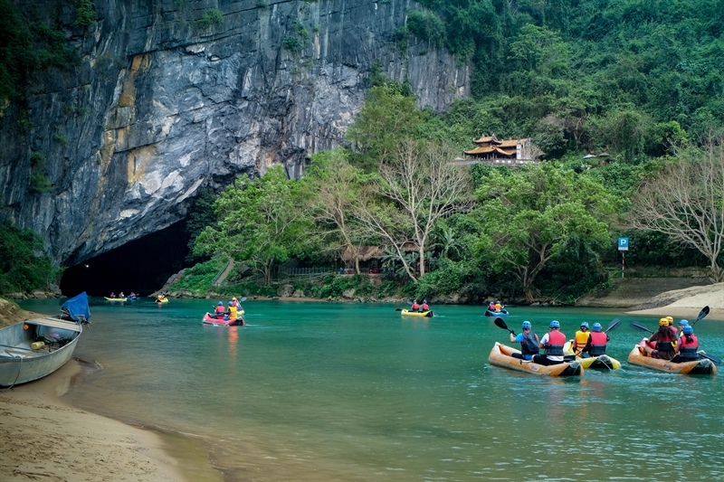 Du khách tham quan, trải nghiệm động ở Phong Nha.