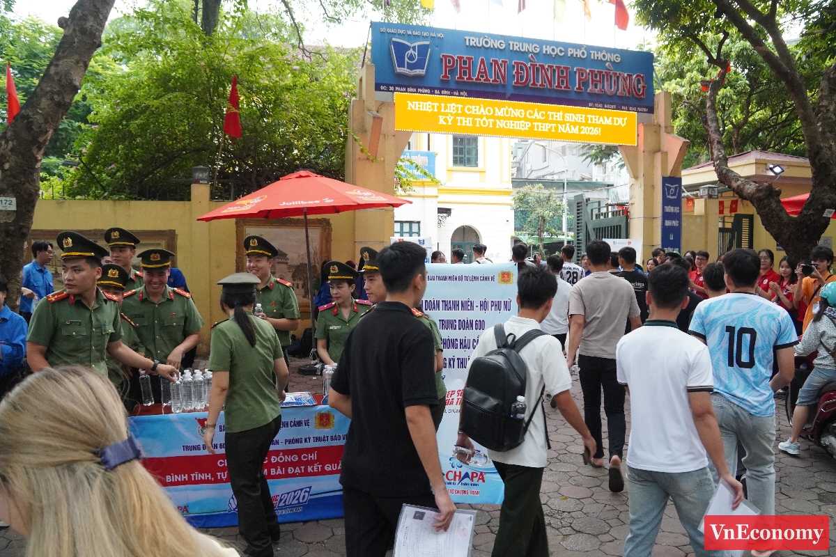 Để kịp giờ thi lúc 7h30, nhiều học sinh được bố mẹ đưa tới trường từ hơn 6h. Tại điểm thi THPT Phan Đình Phùng, các thí sinh đang phục vụ trong quân đội cũng được đơn vị đưa tới từ rất sớm.