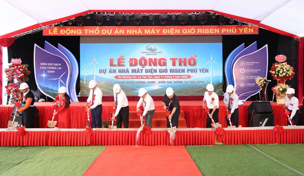 Động thổ Dự án Nhà máy điện gió Risen Phù Yên. Ảnh: Minh Thu