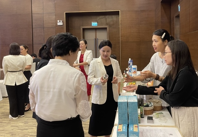 Giới thiệu dược phẩm – mỹ phẩm cho các đại biểu nữ bên lề hội thảo. Ảnh: Ngô Anh Văn.