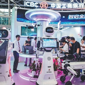 Người dân tìm hiểu các dịch vụ thông minh tại khu triển lãm của Ngân hàng Công thương Trung Quốc (ICBC). Ảnh: China Daily