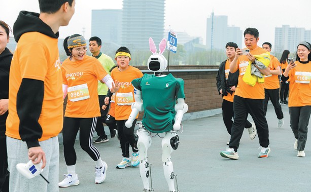 Robot hình người Qinglong Lite do HCFA đồng phát triển tham gia hoạt động chạy bộ tại thành phố Quzhou, tỉnh Chiết Giang. Ảnh: China Daily