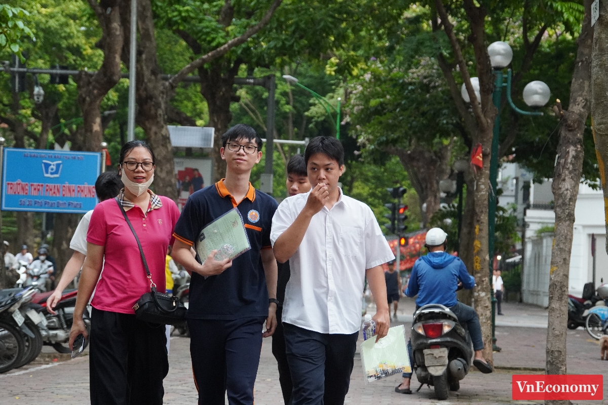 Nhằm tạo điều kiện thuận lợi cho phụ huynh có con em tham gia kỳ thi tốt nghiệp THPT 2026, Ban Chỉ đạo các kỳ thi tại các phường của Hà Nội đã bố trí nhiều điểm chờ tại các trường học trên địa bàn.
