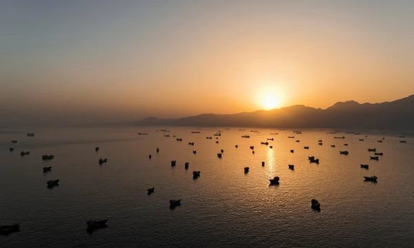 Dầu vẫn âm thầm lách khỏi eo biển Hormuz dù bị phong tỏa