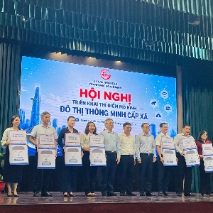 Trao tặng 10 kiosk thông minh phục vụ hành chính công cho 10 địa phương đủ điều kiện kỹ thuật nhằm sớm đưa công nghệ số đến gần hơn với đời sống thường nhật.