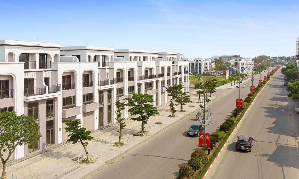 Những căn nhà khang trang toạ lạc ngay mặt đường Yên Trung đang trở thành lựa chọn ưu tiên của những người con xa quê. Ảnh: ROX Living Đức Thọ.