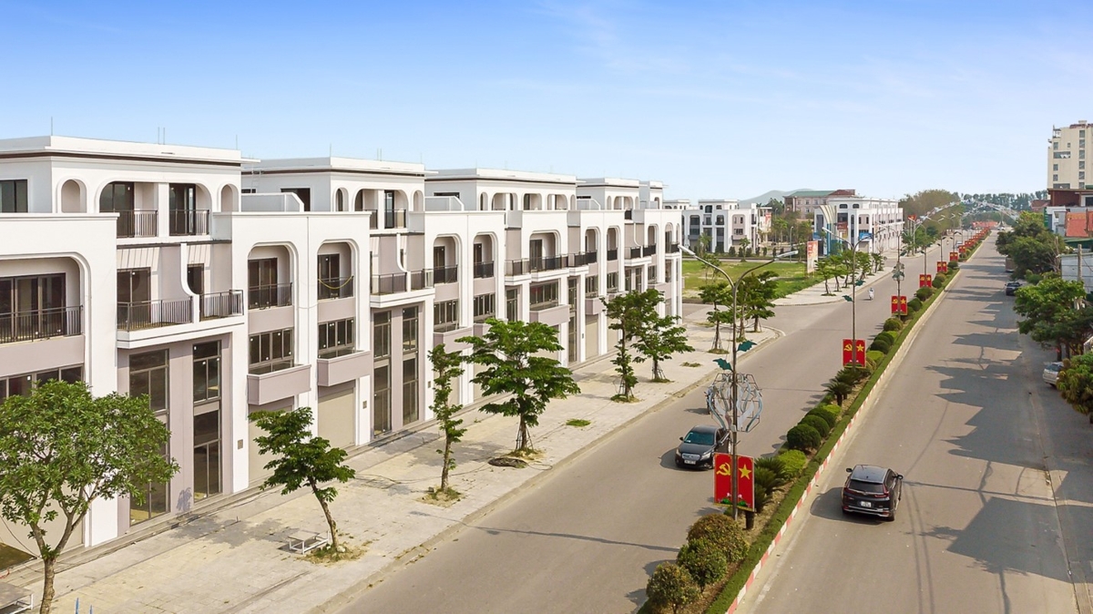 Những căn nhà khang trang toạ lạc ngay mặt đường Yên Trung đang trở thành lựa chọn ưu tiên của những người con xa quê. Ảnh: ROX Living Đức Thọ.
