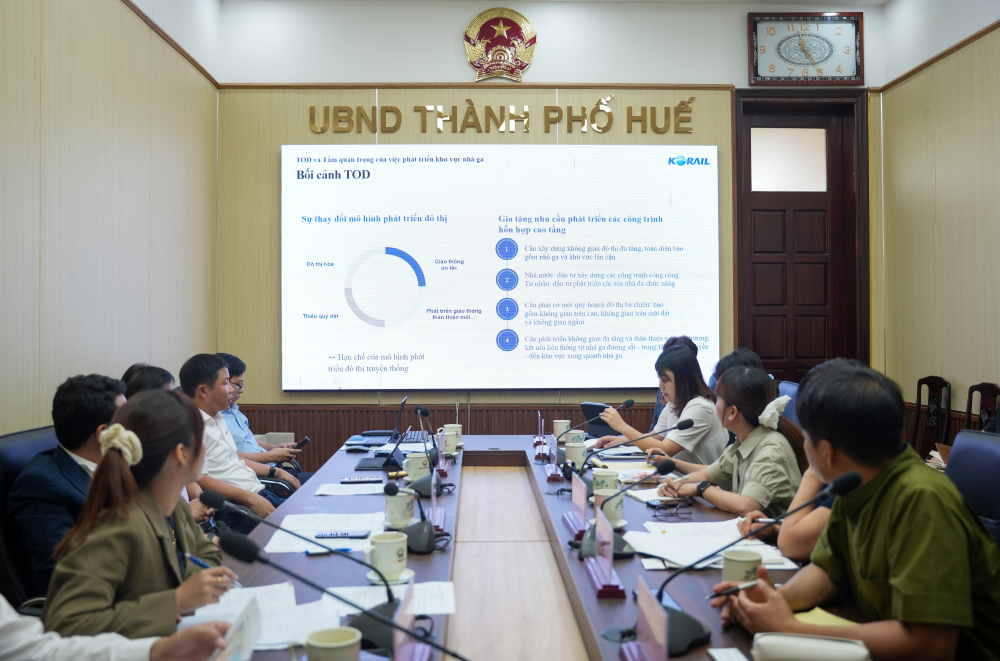 Đại diện Tổng công ty Đường sắt Quốc gia Hàn Quốc giới thiệu về&nbsp;phát triển các khu TOD gắn với đường sắt tốc độ cao