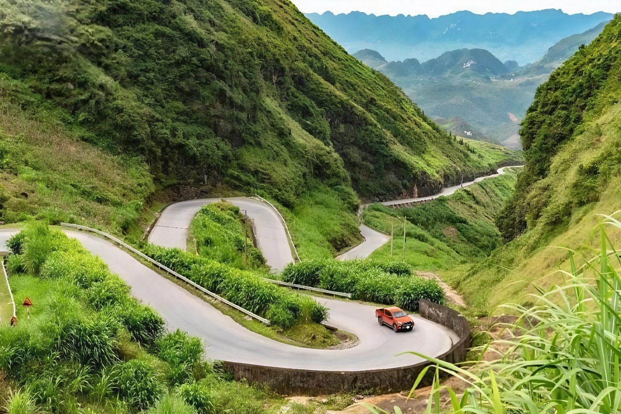 Giá vé máy bay năm nay tăng cao, trong khi tự lái xe riêng giúp chủ động thời gian, tối ưu chi phí.